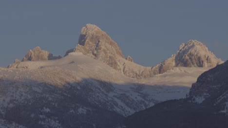 Picos-De-Alta-Montaña-Bañados-Por-La-Luz-Del-Atardecer-En-El-Lejano-Oeste-De-Wyoming