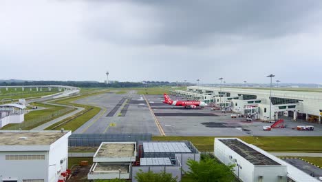 Flugzeuge-Von-Air-Asia-Parken-Und-Bereiten-Sich-Auf-Den-Flug-Am-Internationalen-Flughafen-Kuala-Lumpur-Vor