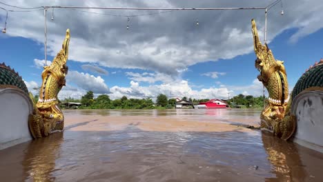 Drachenstatuen-In-Thailand-Mit-Hochwasser-überschwemmt.-Breit