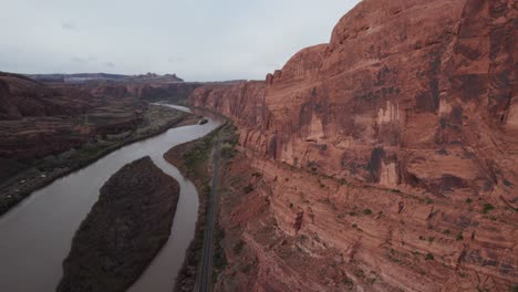 Drohnenaufnahmen-Von-Moab-Utah-Malerischen-Wanderwegen-Und-Outdoor-Erholungsgebieten-Road-Trip-River-Rocks