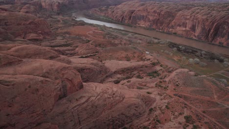 Explore-Hermosas-Imágenes-Aéreas-Del-Desierto-De-Moab,-Utah,-Terreno-Accidentado-Con-Impresionantes-Imágenes-De-Drones