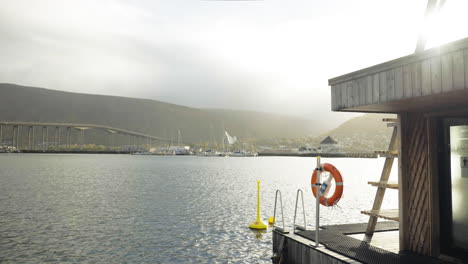 Schöne-Aufnahme-Von-Bergen-Und-Meer-An-Der-Küste-Von-Tromso-In-Norwegen