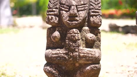 Escultura-De-Cemento-Indígena-En-La-Selva,-América