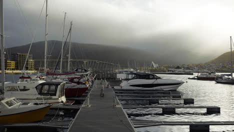 Szene-Am-Hafen-Von-Tromso-Mit-Nebliger-Landschaft-Im-Hintergrund-Im-Herbst-In-Nordnorwegen