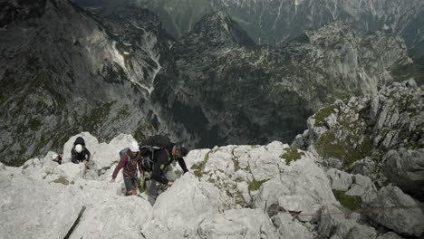 Un-Grupo-De-Excursionistas-Escalando-Una-Montaña-Con-Equipo-De-Escalada,-Perspectiva-De-Ojo-De-Pájaro,-Valle-Visible-En-El-Fondo