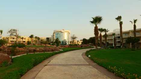 Hermoso-Resort-En-Egipto,-Hurghada-Con-Césped-Y-Palmeras-Al-Atardecer