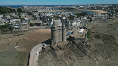 Strand-Und-Solidor-Turm,-Saint-Malo-Stadt-Im-Hintergrund,-Bretagne-In-Frankreich