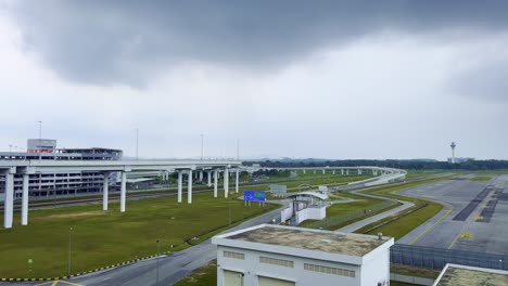 Das-Flughafenvorfeld-Am-Internationalen-Flughafen-Klia-Kuala-Lumpur-Ist-Nicht-Damit-Beschäftigt,-Die-Covid-19-pandemie-Zu-Verklagen