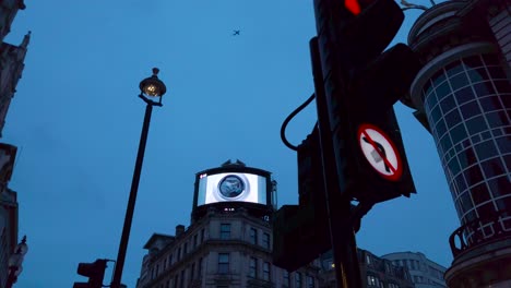 Time-Square-Bei-Nacht,-LED-Bildschirme-Mit-Werbung-Auf-Der-Straße