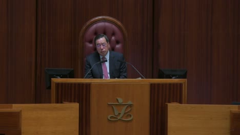 Der-Präsident-Des-Legislativrates-Von-Hongkong,-Andrew-Leung,-Hört-Zu-Und-Sitzt-Auf-Dem-Vom-Präsidenten-Gewählten-Vorsitzenden-Während-Einer-Sitzung-In-Der-Hauptkammer-Des-Legislativrates-In-Hongkong