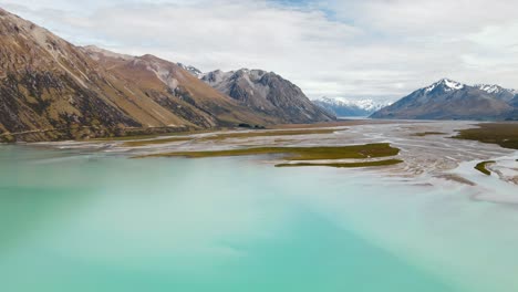 Lebhaftes,-Türkisfarbenes-Gletscherwasser,-Das-In-Den-See-Tekapo,-Neuseeland,-Eindringt