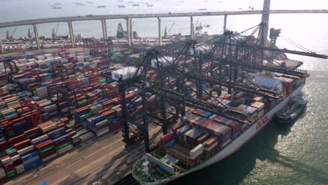 Luftdrohnenschuss,-Der-Auf-Ein-Riesiges-Oocl-Containerschiff-Zufliegt,-Das-Im-Industriehafen-Von-Hongkong-Verladen-Wird
