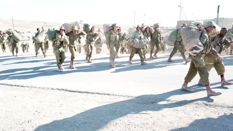 Aufnahme-Von-IDF-Soldatentruppen,-Die-Während-Der-Kriegsspiele-Hand-In-Hand-Gehen