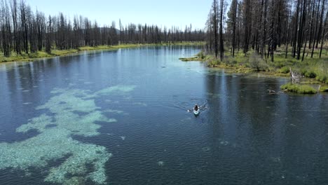 Kajakfahren-Auf-Dem-Wunderschönen,-Klaren-Wasser-Des-Spring-Creek-Im-Südlichen-Oregon