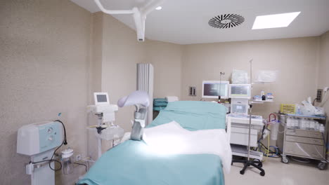 Moderne-Medizin-Medizinischer-Operationssaal-Auf-Dem-Neuesten-Stand-Der-Technik-In-Barcelona