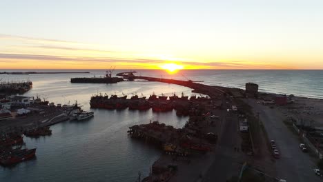 Der-Hafen-Der-Stadt-Mar-Del-Plata-Bei-Sonnenaufgang