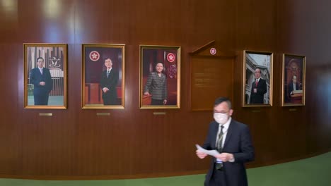 Gesetzgeber-Und-Politiker-Gehen-Zur-Hauptkammer-Zu-Einer-Sitzung-Im-Gebäude-Des-Gesetzgebenden-Rats-In-Hongkong