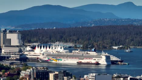 Crucero-En-El-Muelle-De-Cruceros-De-Vancouver-En-Vancouver,-Canadá
