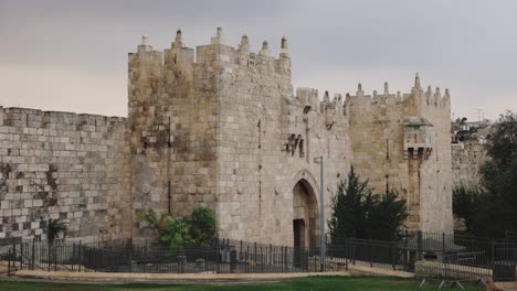 Aufnahmen-Von-Fahnen,-Die-An-Den-Mauern-Jerusalems-Wehen