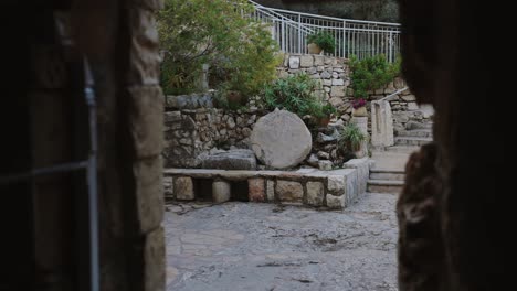 Kamera,-Die-Aus-Dem-Grab-Jesu-In-Jerusalem-Blickt