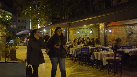 Städtische-Landschaft-Von-Istanbul-Mit-Leuten,-Die-Nachts-Im-Restaurant-Essen