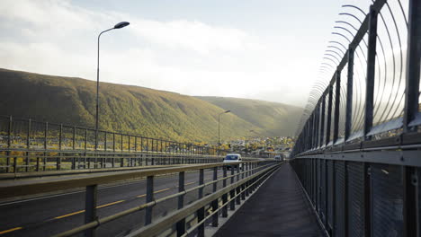 Caminando-Por-El-Puente-Tromso-Durante-La-Mañana-Brumosa-De-Otoño-En-Noruega