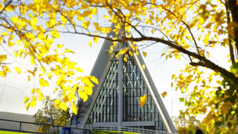 Arquitectura-De-Fachada-Moderna-De-La-Catedral-ártica-Durante-El-Otoño-En-Tromsø,-Noruega