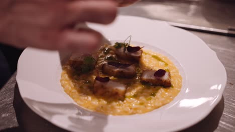 Cocinero-Masculino-Prepara-El-Plato-De-Pasta-Para-Ser-Servido-En-Un-Restaurante