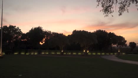 Statischer-Schuss-Bei-Sonnenuntergang-Des-Golfplatzes,-Umgeben-Von-Grünen-Bäumen,-Cadiz,-Spanien