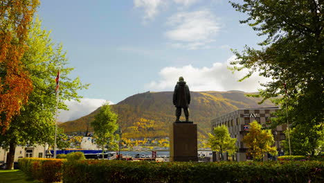 Estatua-De-Bronce-Del-Monumento-De-Roald-Amundsen-En-Una-Plaza-En-Tromsø,-Noruega