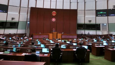 Chinesische-Gesetzgeber-Nehmen-An-Einer-Sitzung-In-Der-Hauptkammer-Des-Legislativrates-In-Hongkong-Teil-Und-Sitzen-Dort