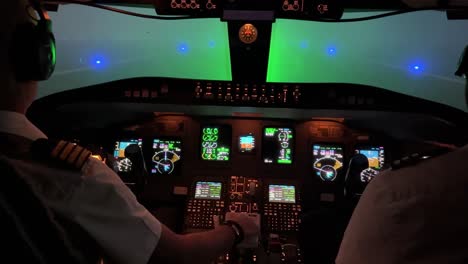 Jet-Cockpit-Ansicht-Mit-Blick-Nach-Vorne-Während-Eines-Taxi-Outs-In-Der-Nacht-Mit-Schweren-Bedingungen
