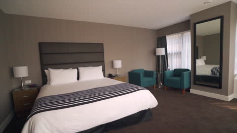 Dieses-Hotelzimmer-Bietet-Eine-Komfortable-Und-Geräumige-Unterkunft-Mit-Einem-Kingsize-Bett,-Weicher-Bettwäsche-Und-Weichen-Kissen