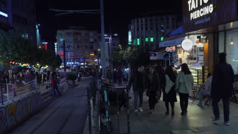 Zona-Concurrida-En-Estambul-Con-Lugareños-En-Un-Tour-De-Compras-Disfrutando-Después-Del-Trabajo