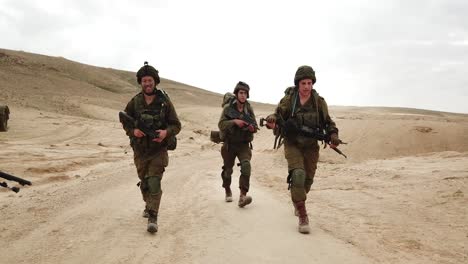 Tropas-De-Las-FDI-Caminando-Durante-Una-Operación-Militar-En-El-Desierto