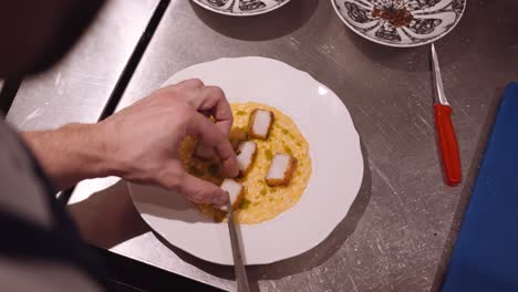 Koch-In-Einem-Restaurant-Legt-Die-Gebratenen-Hähnchenstücke-Mit-Nudeln-Auf-Den-Weißen-Teller