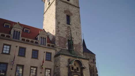 Torre-Del-Antiguo-Ayuntamiento-En-Praga,-Gente-Mirando-El-Reloj-Astronómico-De-Orloj,-Vista-Inclinada-Hacia-Abajo