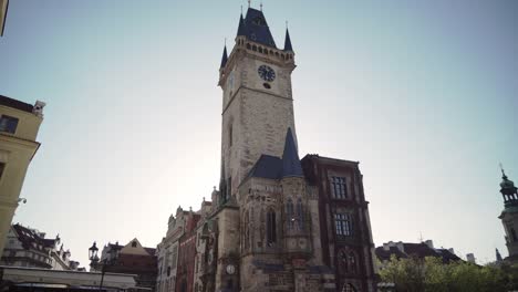 Torre-Del-Ayuntamiento-Del-Casco-Antiguo-En-La-Famosa-Plaza-De-Praga,-Pocos-Turistas-O-Personas,-Capital-De-La-República-Checa
