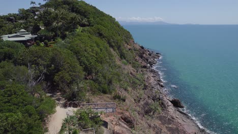 Flying-By-The-4-Mile-Beach-Lookout-On-Flagstaff-Hill-In-Port-Douglas,-North-Queensland