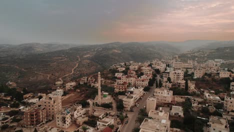 Luftaufnahmen-Einer-Stadt-Mit-Einer-Moschee-Und-Den-Umliegenden-Hügeln-In-Jerusalem