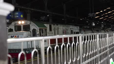 Vorderansicht-Einer-Zement-Frachtzuglokomotive-Von-Pt-Kereta-Api-Indonesien,-Einem-Staatseigenen-Unternehmen,-Das-Das-Eisenbahnbetriebssystem-In-Indonesien-Besitzt