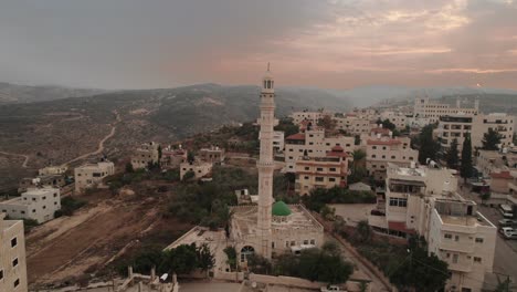 Luftbildaufnahmen-Einer-Stadt-Mit-Einer-Moschee-Und-Den-Umliegenden-Hügeln-In-Jerusalem-Drohne