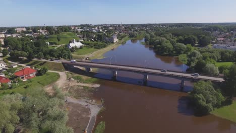 Transportbrücke-über-Den-überlaufenden-Fluss.-Luftaufnahme