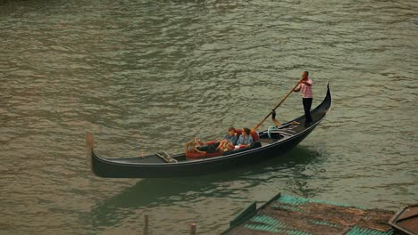 Gondolier-Carries-Tourists-On-Gondola-Grand-Canal-Of-Venice,-Italy