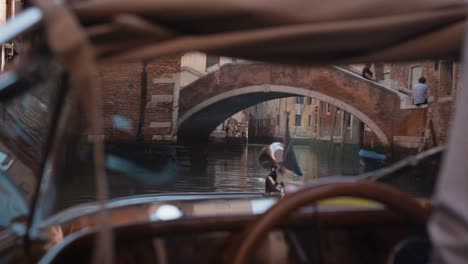 Ein-Blick-Auf-Die-Kanäle-Und-Gebäude-Von-Venedig-Von-Einem-Boot-Mit-Dem-Fahrer