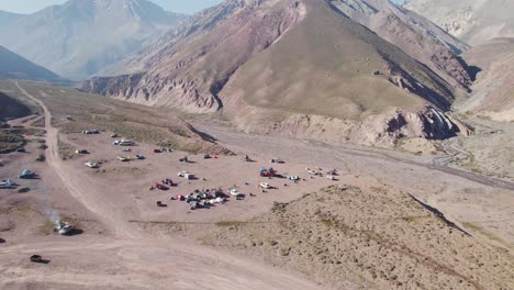 Fahrzeuge-Und-Zelte-Auf-Dem-Campingplatz-Termas-Valle-De-Colina-In-Den-Chilenischen-Anden