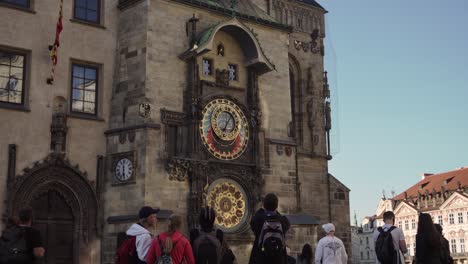 People-watching-Orloj-or-astronomical-clock-on-Old-Town-City-Hall-in-Prague-square,-Czech-Republic