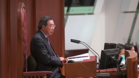 Der-Präsident-Des-Legislativrates-Von-Hongkong,-Andrew-Leung,-Sitzt-Während-Einer-Sitzung-In-Der-Hauptkammer-Des-Legislativrates-In-Hongkong-Auf-Dem-Vom-Präsidenten-Gewählten-Vorsitzenden