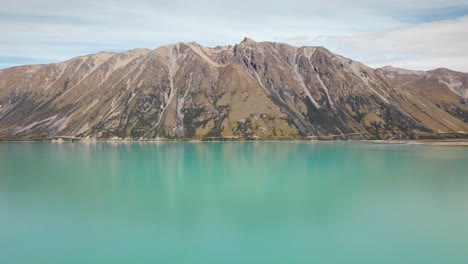 Alpiner-See-Mit-Geschmolzenem-Gletscherwasser-Und-Majestätischem-Schroffem-Berg-An-Seinem-Ufer