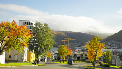 Ciudad-De-Tromso-En-Noruega-En-La-Hermosa-Temporada-De-Otoño-Con-árboles-Y-Edificios